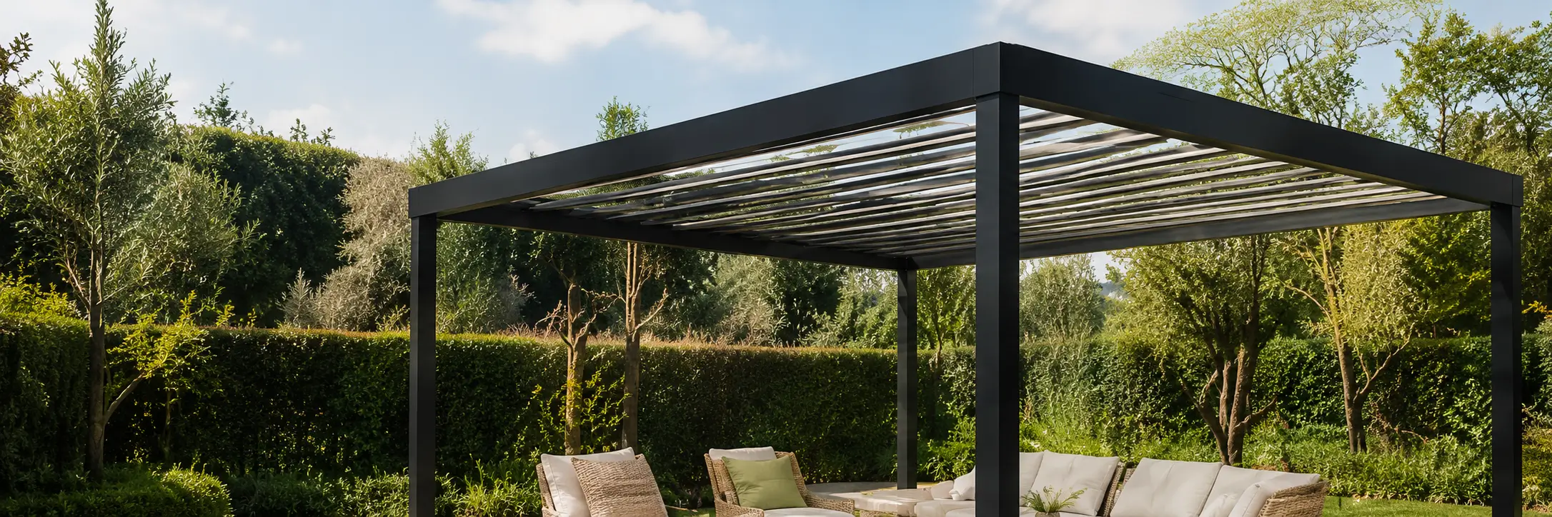 Pergola bioclimatique à lames orientables installée sur une terrasse